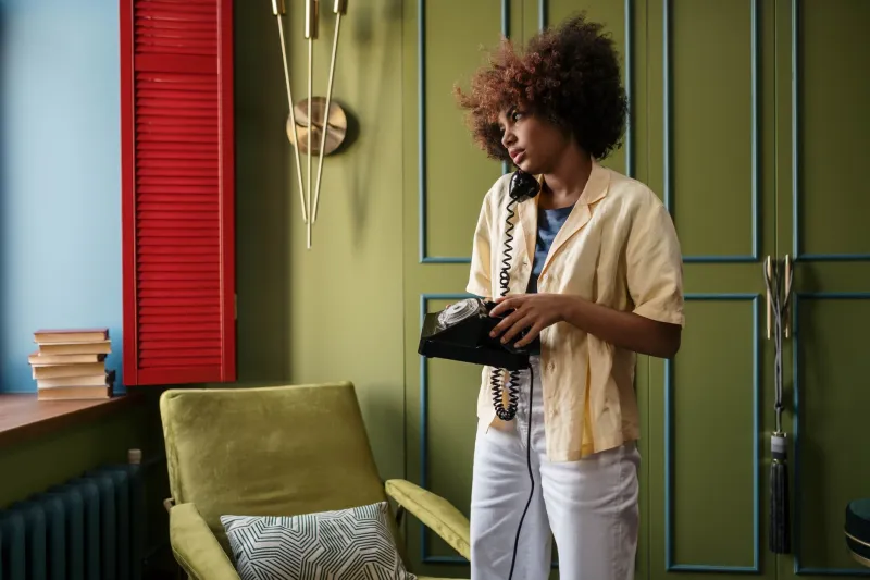 Why the Color That Makes Your Living Room Pop Completely Flattens You in a Outfit